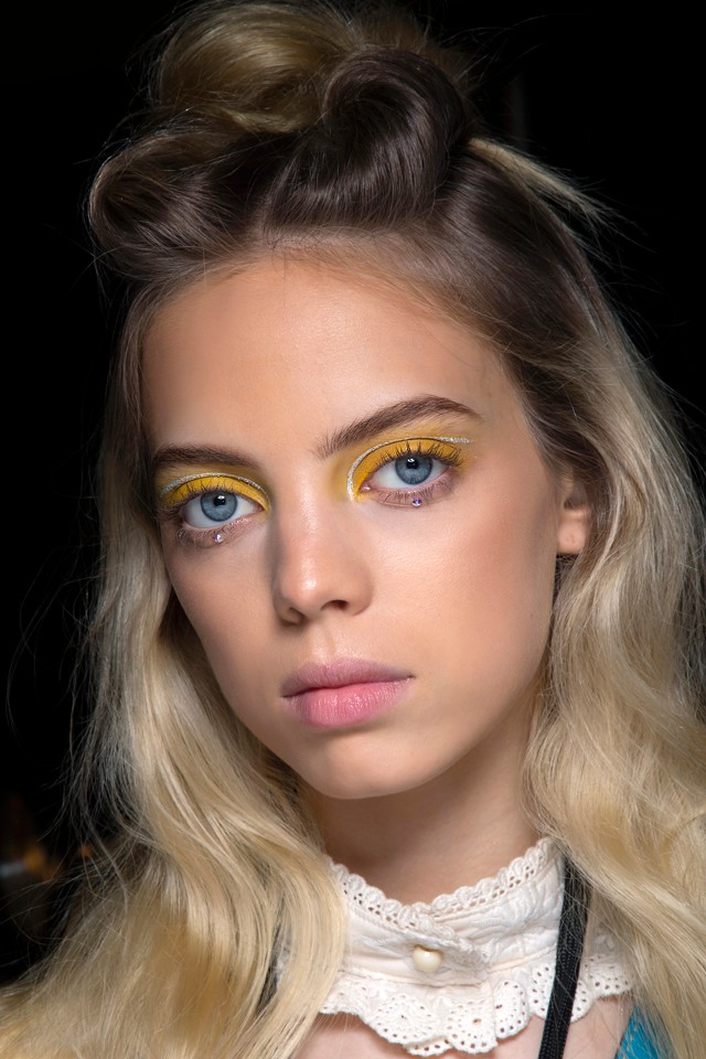 Hódít a szivárványsmink: íme a legtrendibb színkombinációk egyenesen a kifutóról