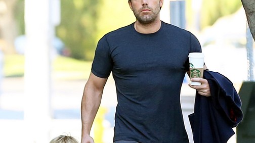Ben Affleck elvitte egy körre óriási izmait és cuki kisfiát