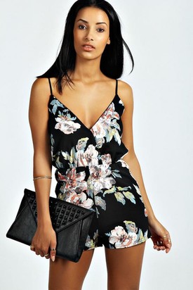 Fekete virágmintás overál BOOHOO 7200 Ft- boohoo.com