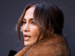 Jennifer Lopez élete legmerészebb pucérruhájában tündököl, és csak úgy ragyog a magabiztosságtól