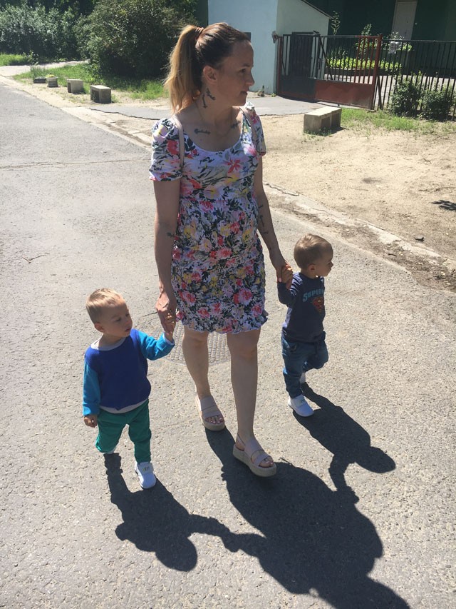 Kollányi Zsuzsi vidám kismamaruhát választott a meleg időben