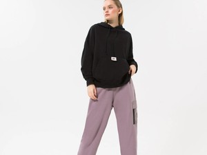 Itt a cargo nadrágok nagy visszatérése – ilyen cipőt viseljünk hozzá