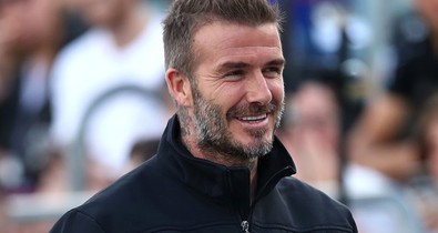 Nagyon fura: David Beckham zöld sminkben pozól a Love magazin címlapján