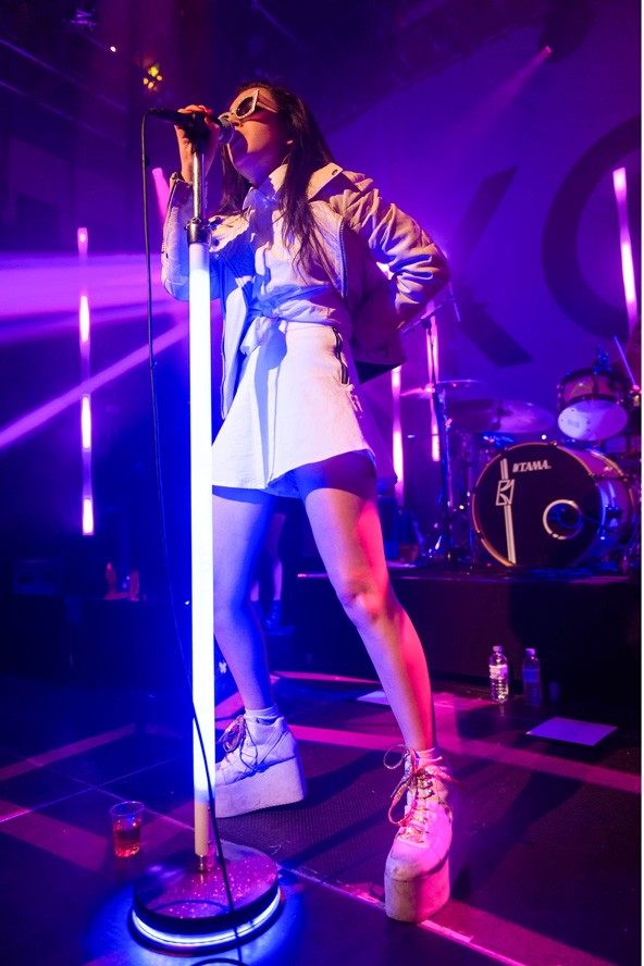 A színpadon nem retten vissza a fehértől sem.