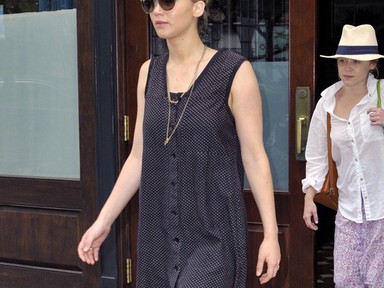 Abszolút normcore: pöttyös otthonkában Jennifer Lawrence