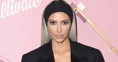 Kim Kardashian megint befestette a haját, és sokkal jobb így