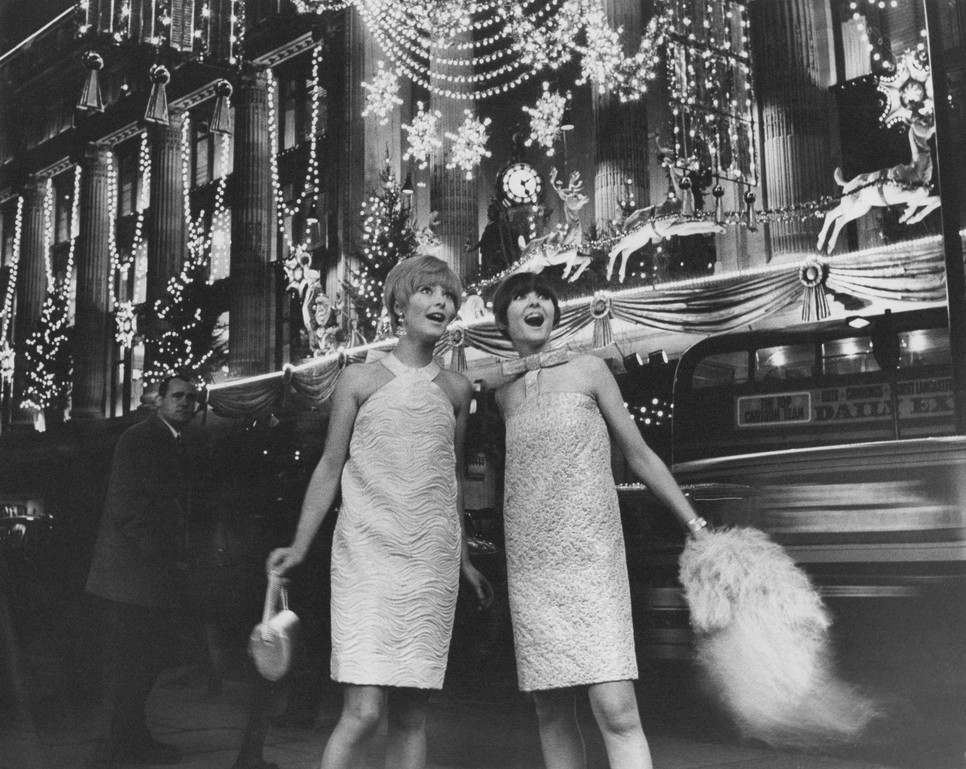 Piere Cardin ruhákban pózoló modellek a Selfridges áruház előtt, Londonban, 1966-ban.