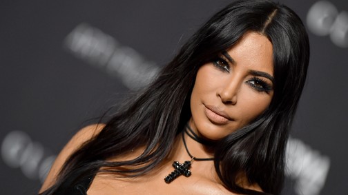 Kim Kardashian lett az év divatikonja, nem fogod elhinni milyen szettben vette át az elismerést