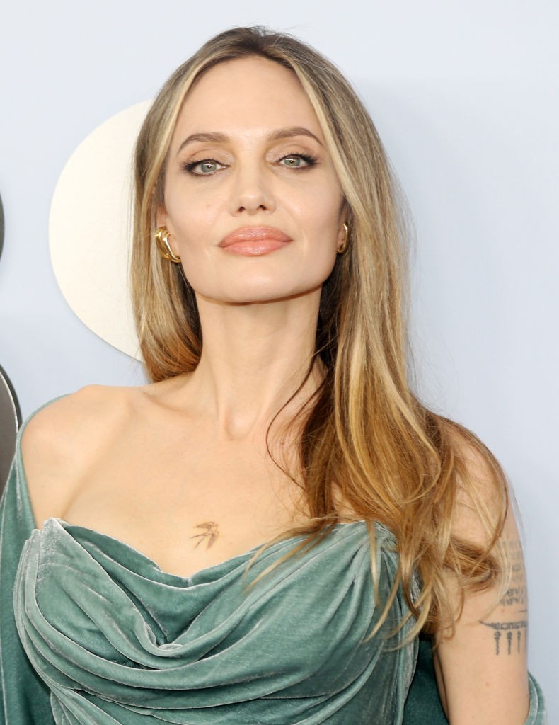 Angelina Jolie megvillantotta új tetoválását