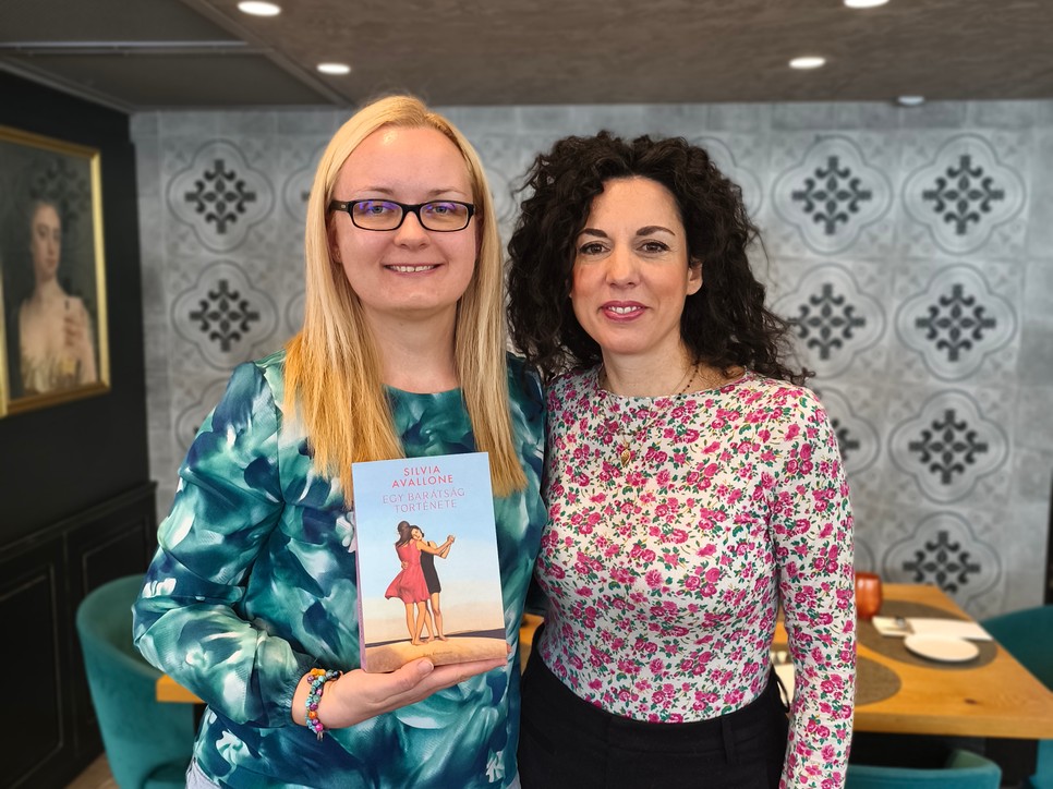 A GLAMOUR újságírója, Gyergyai-Szabó Mariann beszélgetett Silvia Avallonéval. Az olasz írónő rendszeres szerzője több irodalmi folyóiratnak, művei világszerte népszerűek, eddig 27 nyelvre fordították le, és jelenleg Bolognában él és alkot.