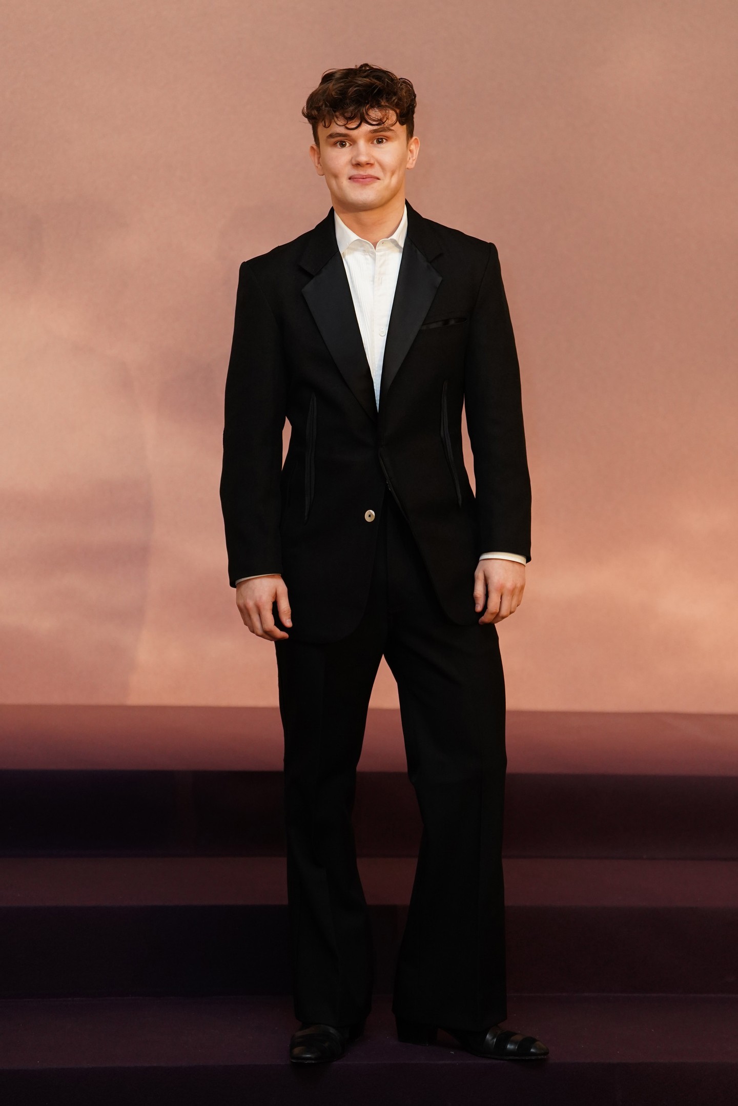 Will Tilston a klasszikus fehér ing + fekete zakó kombinációra szavazott.