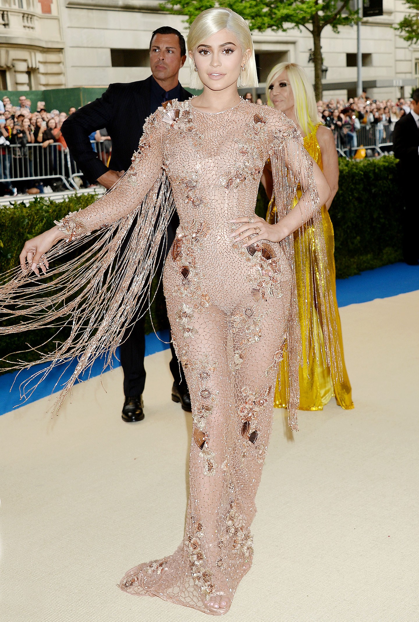 2017, Rei Kawakubo / Comme des Garçons - Kylie Jenner platinaszőke frizurával és csillogó, gyöngyös Versace ruhával debütált 2017-ben