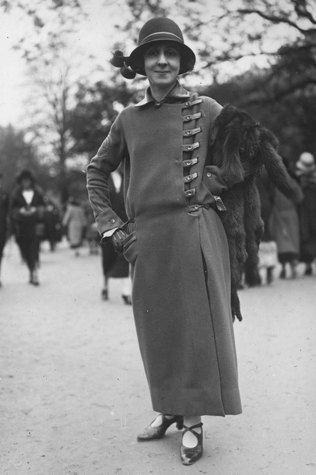 Egy Jean Patou kabát a párizsi utcán 1923-ban