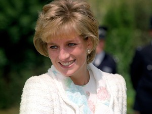 Diana hercegné temetésén zseniálisan megírt beszéddel vágott vissza a királyi családnak a hercegné testvére