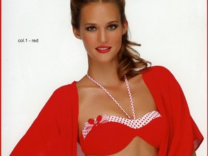 Bikiniben mutatja meg tökéletes testét Szikszai Johanna