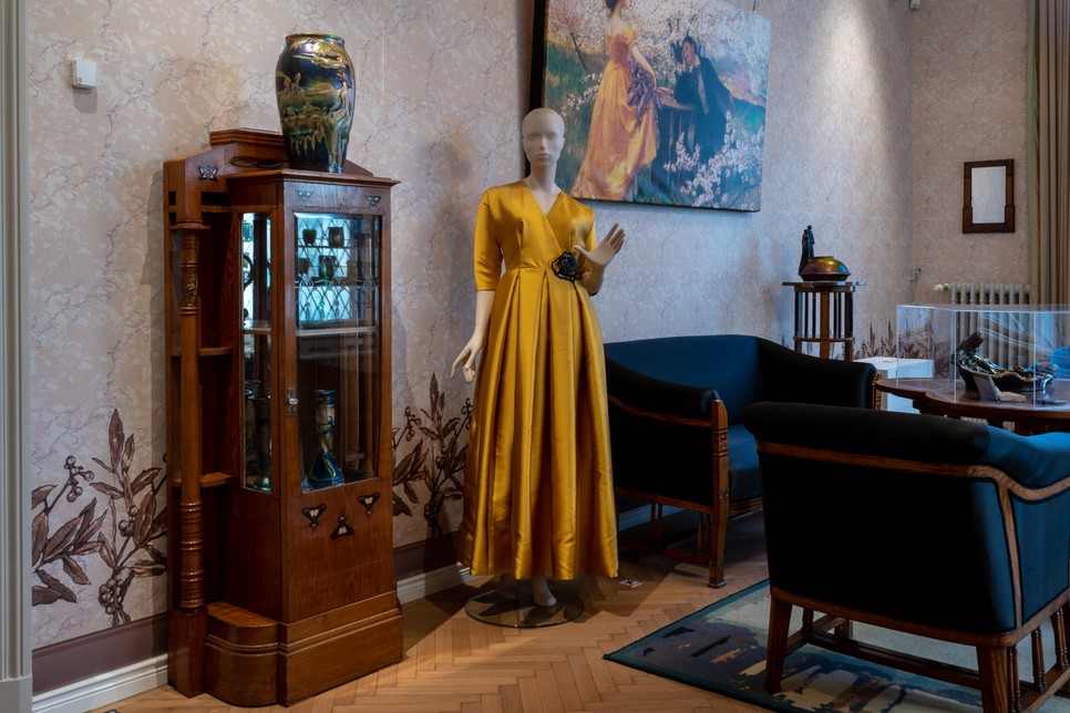 A tavasz ébredése című festmény nőalakjának a sárga ruhájának megtalálni a párját a Katti Zoób archívumban is