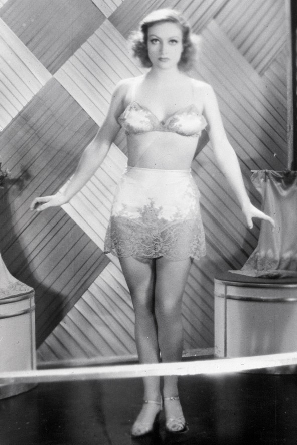 Az 1910-es években nyerte el a bugyi a ma is ismert formáját – végre összevarrták középen. Divatba jöttek a természetesebb vonalú ruhák, a sportolás, kezdődött a táncőrület, így a fehérnemű is behódolt a praktikumnak. A 20-30-as évekre már olyan könnyű kis habselyemcsodákat viseltek a hölgyek, mint Joan Crawford.