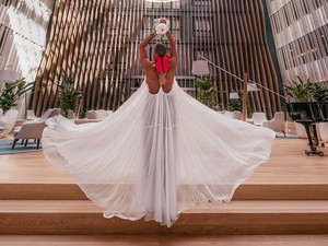 Álomszép maxiruhában indítja a hetet Nagy Niki influenszer