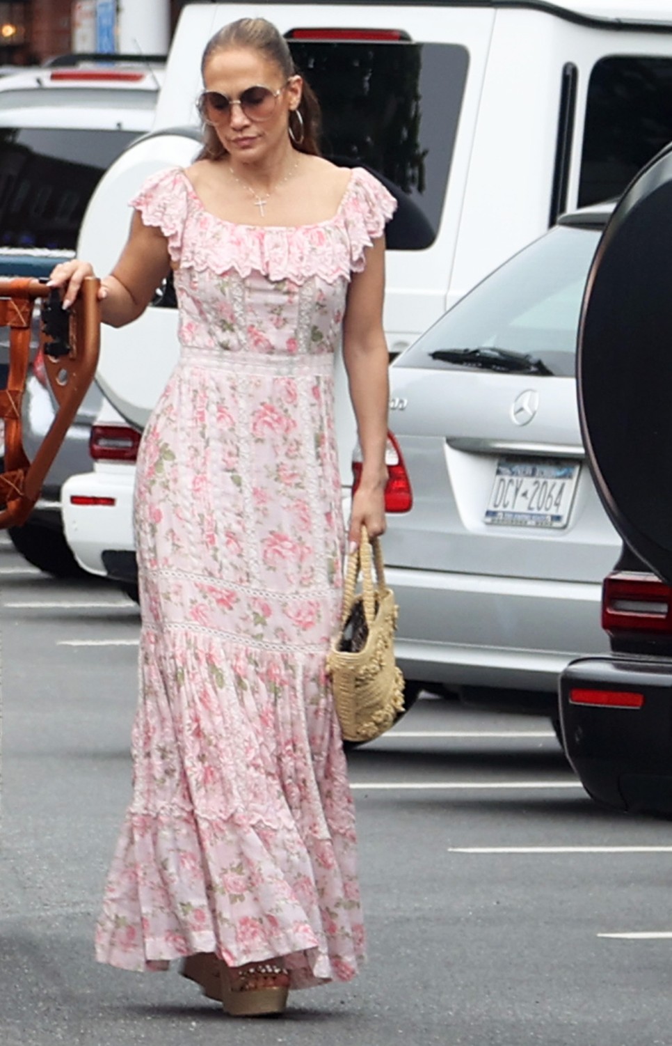 Romantikus fodrok, és virágos minták: csak néhány részlet, amelyek hozzájárulnak a cottagecore esztétikához, amit úgy tűnik Jennifer Lopez imád