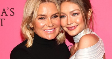 Gigi és Bella Hadid 55 éves édesanyja fehérneműs fotójával lányait is lekörözi