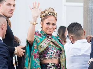Jennifer Lopez királynőként vonult be a Dolce & Gabbana velencei show-jára