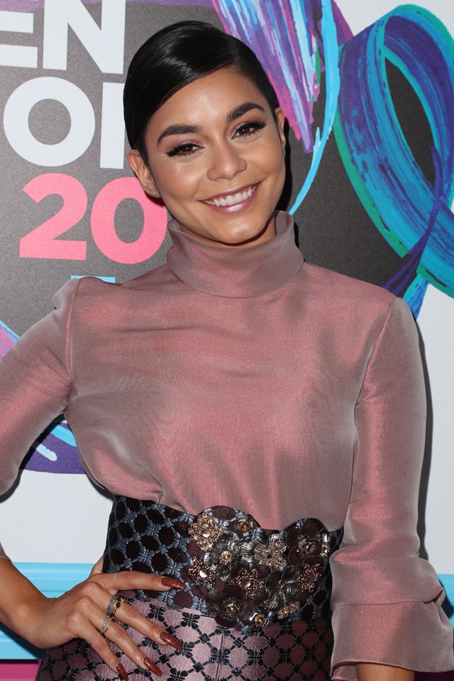 Ciki vagy cuki Vanessa Hudgens rikitó retro, tevepatás nadrágja?