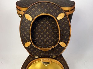 Ez csak egy vécé Louis Vuitton táskákból, egyébként funkcionál