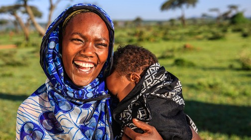 Sárban játszás, egy ágyban alvás: ezek a legmegosztóbb nevelési kérdések?