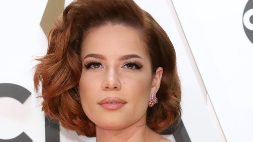 Horror: Halsey szemöldök nélkül ijesztő