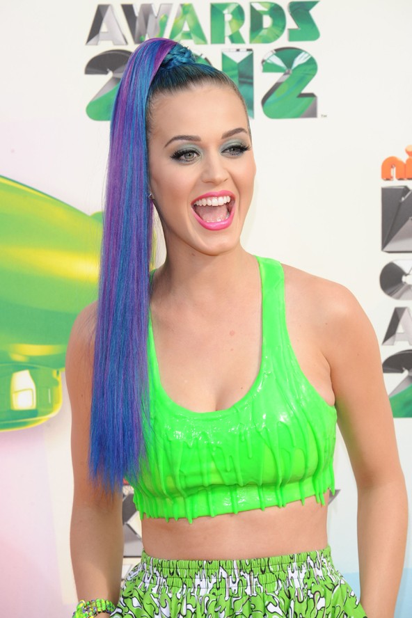 Katy Perry imádja a neonszíneket, ez az öltözködésén, a sminkjén és persze a haján is meglátszik. A kék-lila csíkos frizurát is bevállalta, és a mosolyából következtetve tetszett is neki! 