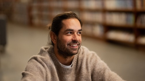 Szimler Bálint, a Fekete Pont rendezője: „Perspektíva, pénz és az előremutató döntések hiányában csodálatos emberek tartják lélegeztetőgépen az oktatást”