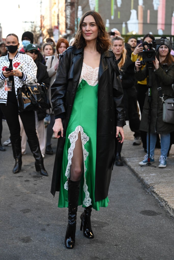 Alexa Chung ruhájának különlegessége a csipkével fedett mély dekoltázsa