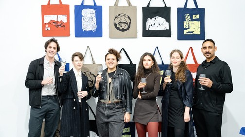 Dizájntáskák egy kis csavarral-
Roma varrónők és kortárs művészek közös alkotásai