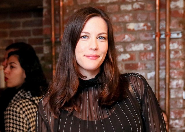 liv tyler, baba, újszülött, csecsemő, szelfi, instagram
