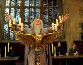 Michael Gambon – Dumbledore (3–8. film). Miután Richard Harris elhunyt, Michael Gambon lépett a helyébe, és hat filmen át alakította a Roxfort bölcs igazgatóját. Karaktere komorabb és energikusabb lett, de végig megőrizte Dumbledore mély emberi dimenzióit.