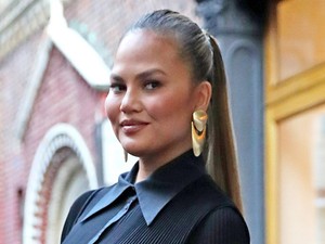 Annyira felvágták Chrissy Teigen szoknyáját, hogy még a bugyiját is megmutatta
