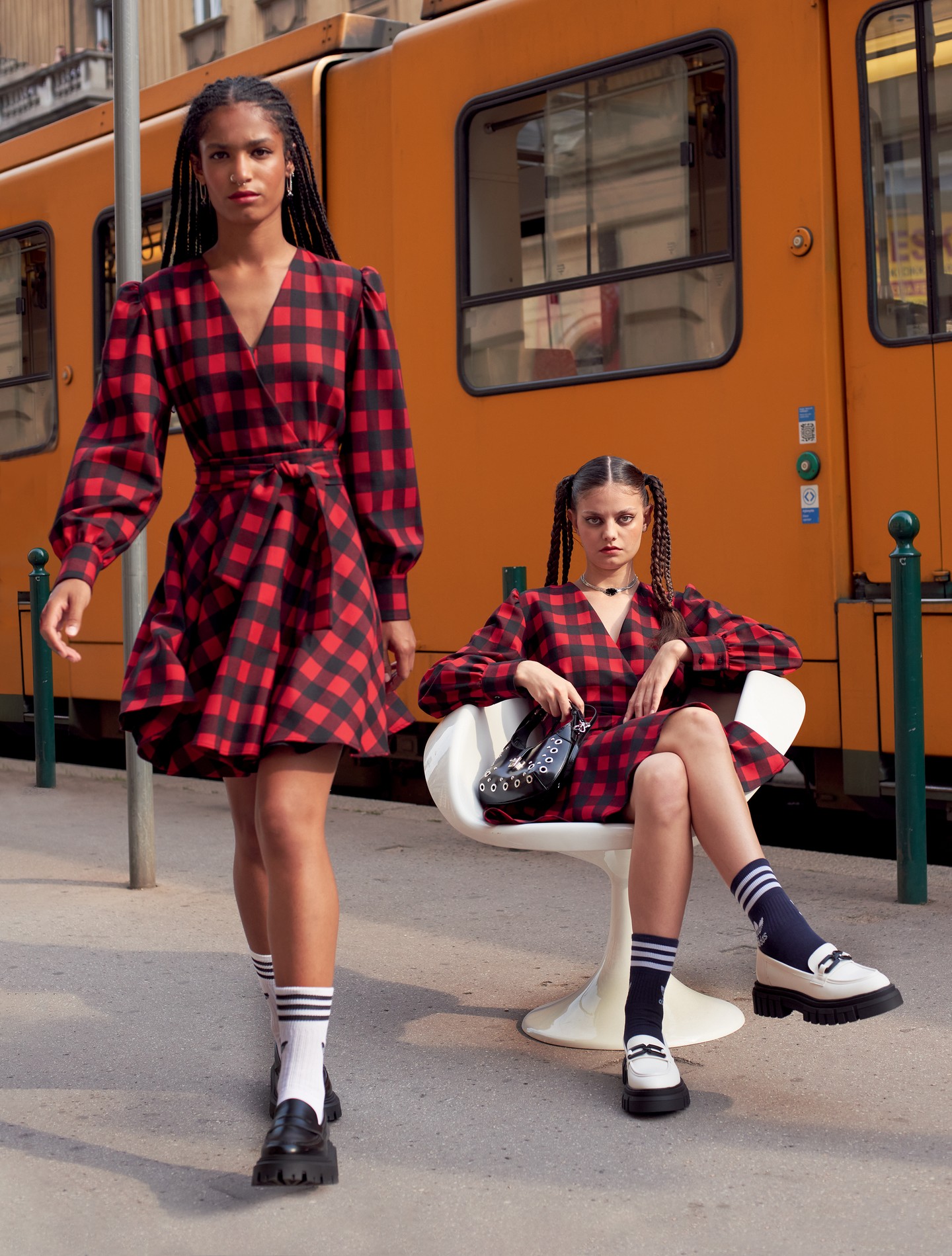 Kockás ruha MSGM - Hapfprice 43 995 Ft, Fülbevaló, nyaklánc és táska H & M 12 495 Ft, 18 995 Ft/2 db, 12 995 Ft, Zokni ADIDAS - Footshop 7990 Ft/ 3 pár, Cipő CATWALK - Deichmann 13 990 Ft