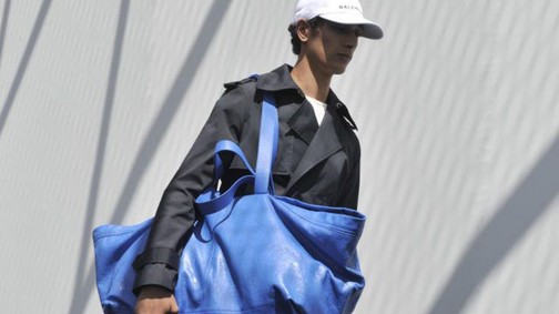 A kék IKEA zsák tarol: edzőcipőt csináltak belőle, sőt itt a tanga és choker is!