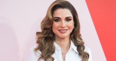 Ránija jordán királyné tűzpiros Dolce & Gabbana ruhája a világsztárok megjelenését is lekörözi