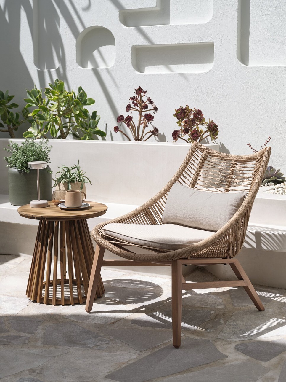 A barnás árnyalatú bútorok is kiegészítők nemcsak elegáns összképet, hanem letisztult, megnyugtató stílust is tükröznek