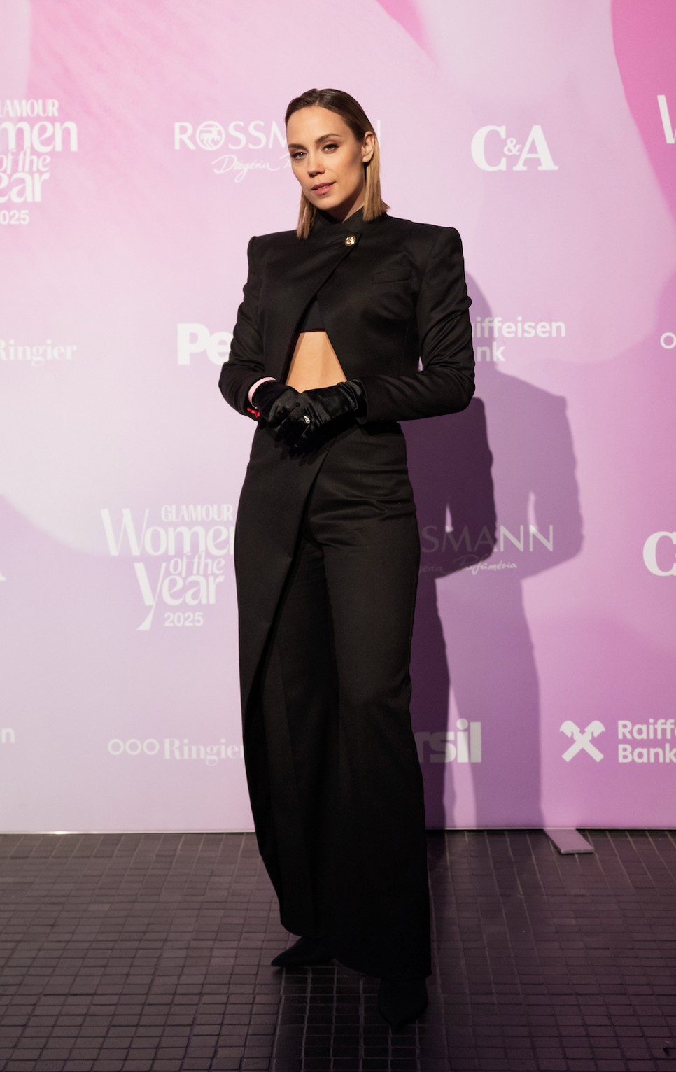 Amikor a vörös, vagy éppen pink szőnyegről van szó, az elbűvölő ruhák uralkodnak a nők választásainál. De egy öltönyös nő mindig nyilatkozik – méghozzá tartósan. Lékai-Kiss Ramóna is ez tette Demeter Richard tervezésében.