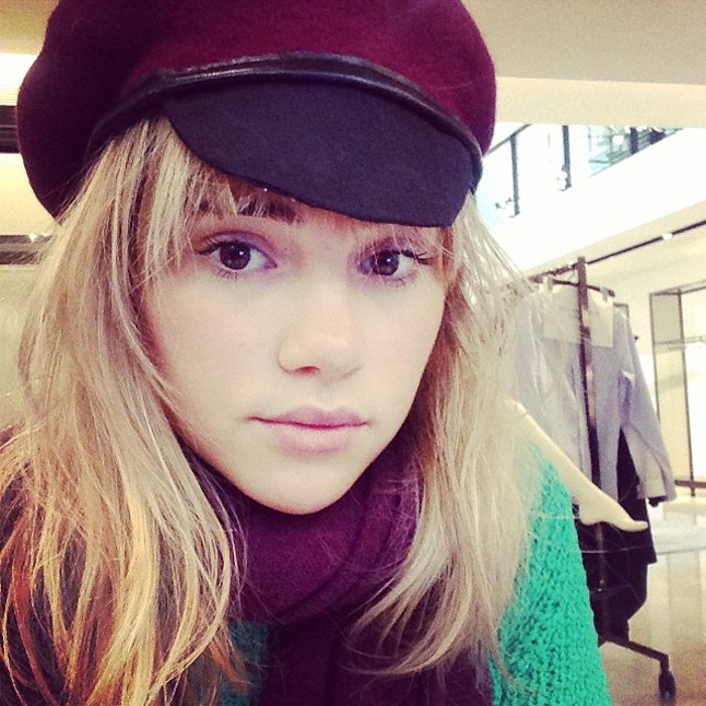 Suki Waterhouse: @sukiwaterhouse A fiatal modell munkáiról és vidám perceiről számol be proflján.