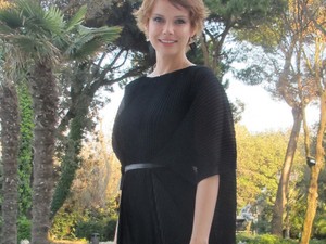 Osvárt Andi magyar ruhában lép a vörös szőnyegre