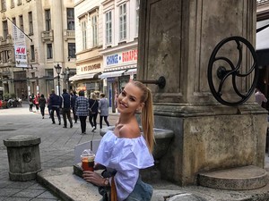 Gresa Szonja imád az aktuális trendeknek megfelelően öltözködni, de ez a klasszikus nagy kedvence