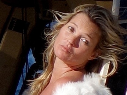 Kate Moss folytatja: 43 évesen most egy helikoperen fotózták meztelenül