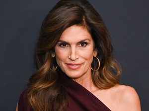 Cindy Crawford és lánya ikrekként pózolnak, alig lehet megkülönböztetni őket, annyira hasonlítanak egymásra
