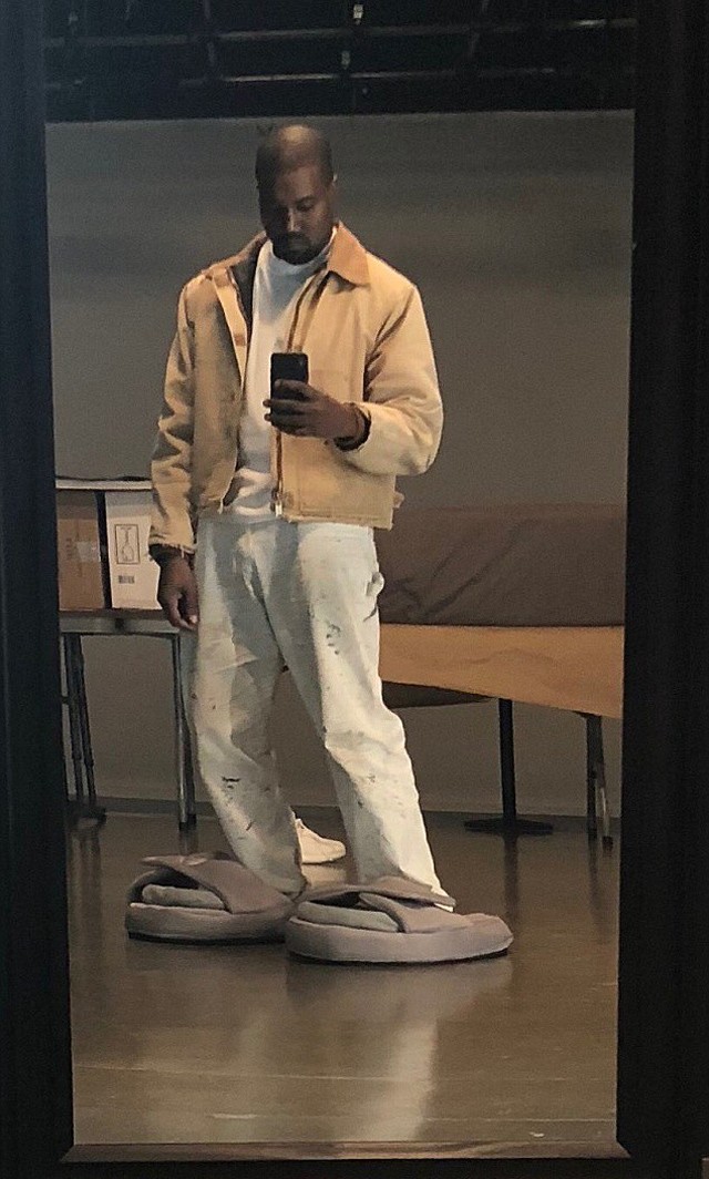 Kanye West túlméretezett papucsban