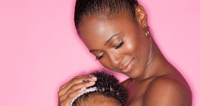 Ez a fiatal anyuka rúdtáncolás közben szoptatja kislányát