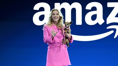 Dobj el mindent! Reese Witherspoon Doktor Szöszinek öltözött, és pont úgy néz ki, mint 20 éve