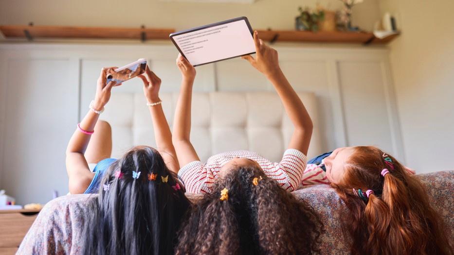 A szakértő szerint ekkor érdemes először telefont adnunk a gyerekeknek